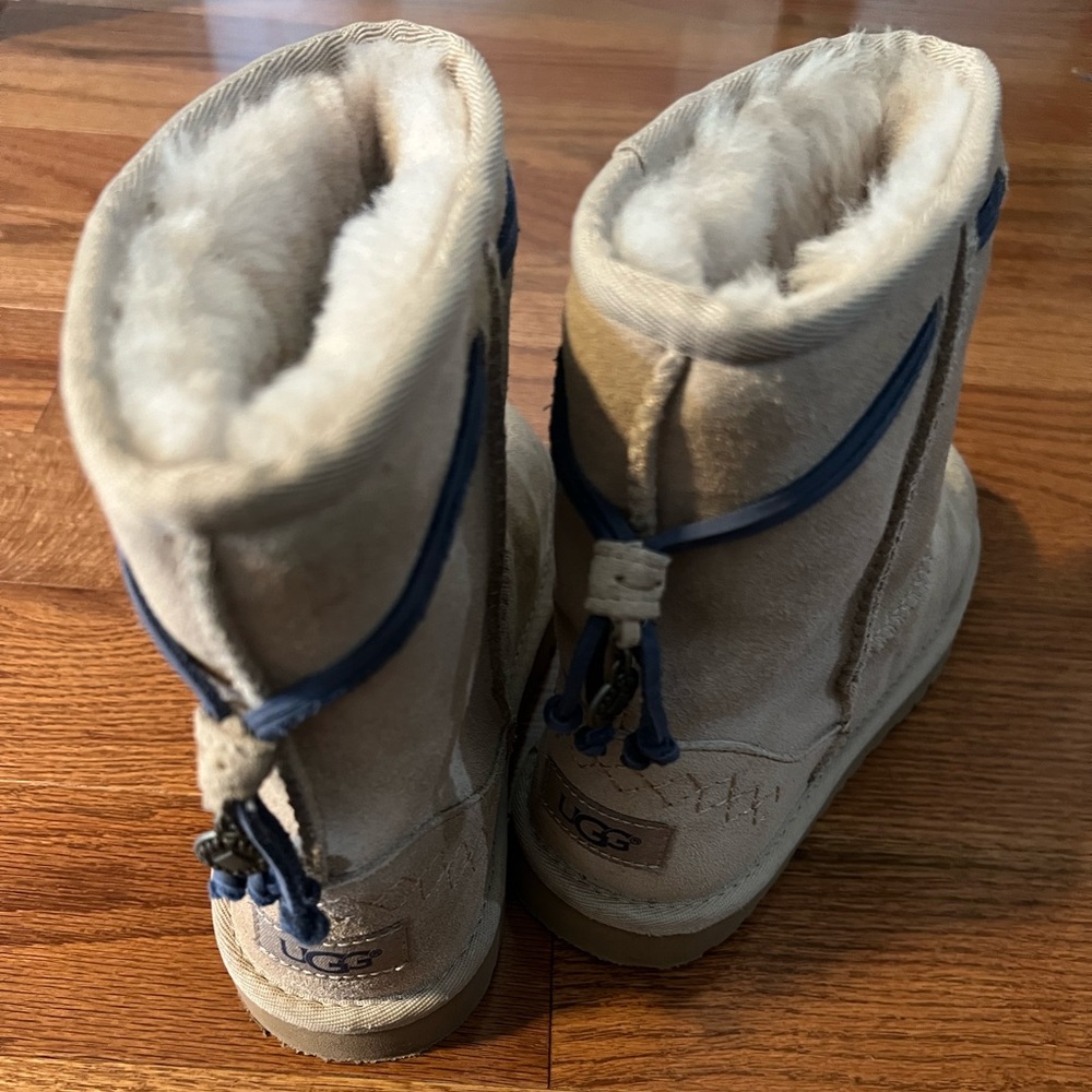 NEW - UGG Kids Carranza Boot - Beige (Sz 3)